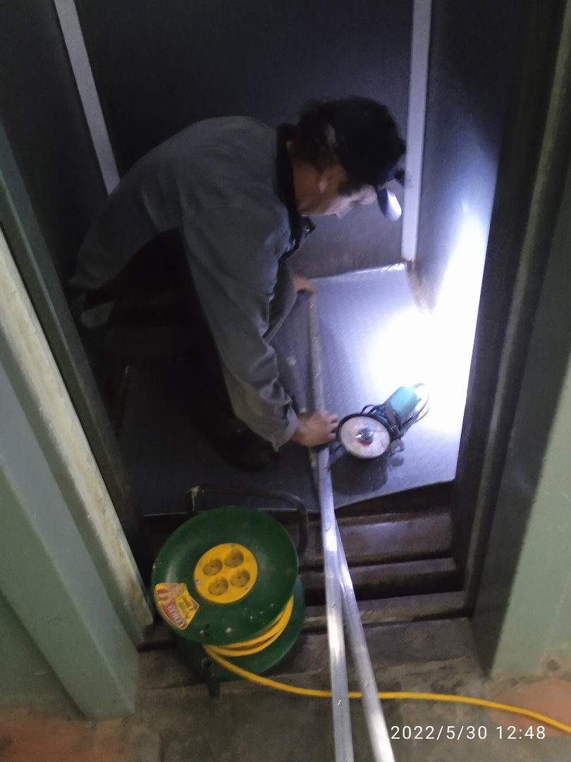 30.05.2022 работы по замене напольного покрытия в кабинах лифтов