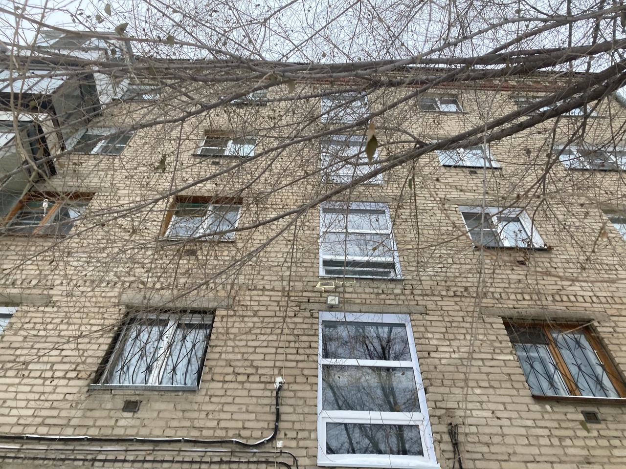 Завершили замену окон в третьем и шестом подъездах на Каслинской 15.
Теплопотери меньше, да и сами подъезды преображаются!