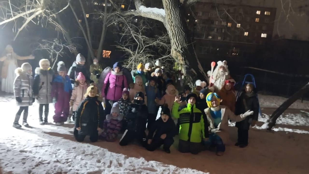 Мы продолжаем творить новогодние чудеса для наших маленьких жителей
Дед Мороз и Снегурочка с яркой праздничной программой позд...