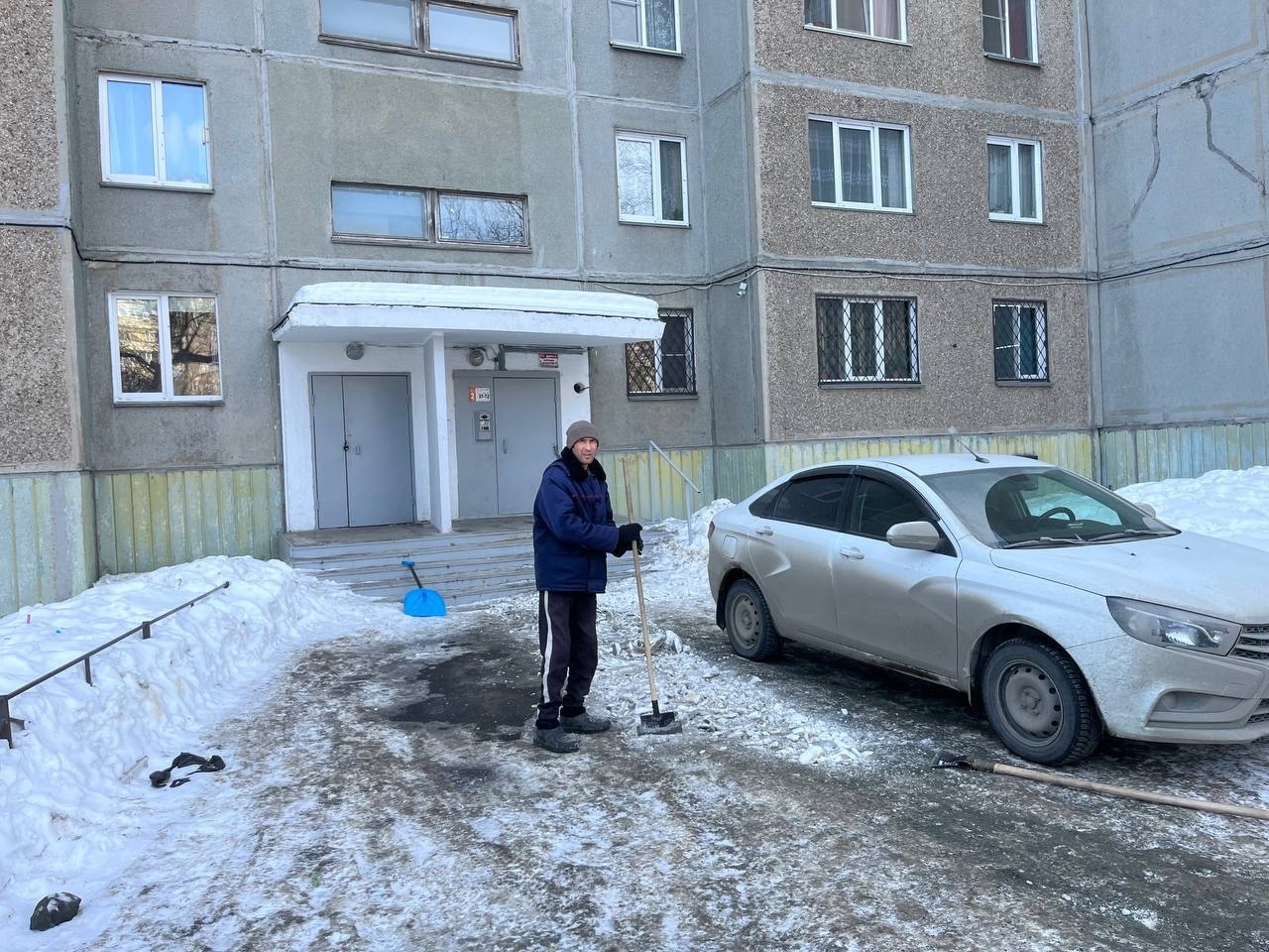Чистим дворы на теплотехе. Расчищаем снежные завалы у подъездов, долбим лед на дорожках