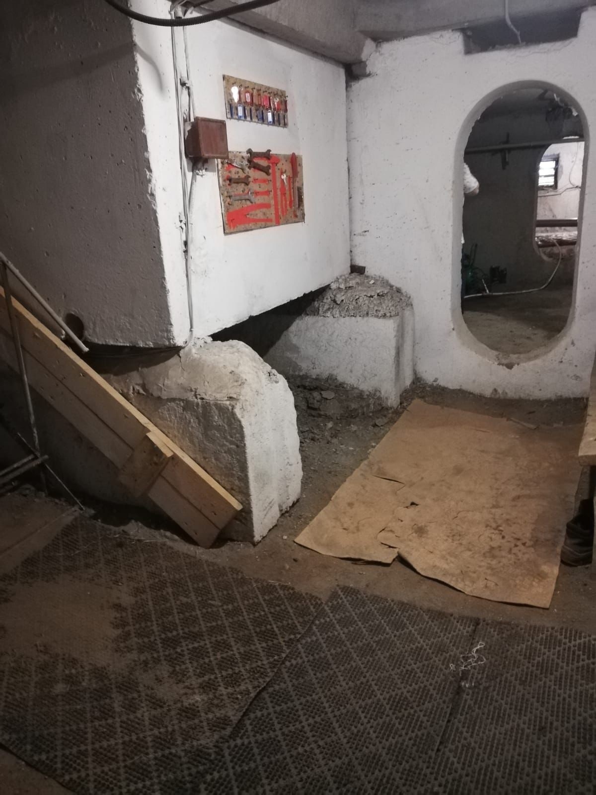 Подвал должен быть чистым и сухим!
Сегодня мы успешно завершили уборку подвального помещения на Ленина 83 А.
В чистых и сухи...