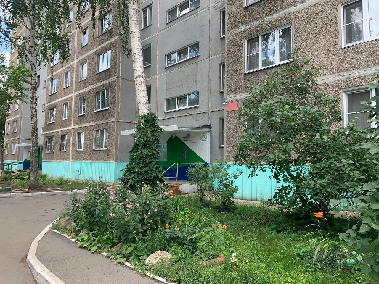 А вот наш красивый дворик на Шенкурской 11. Дом недавно в нашем управлении, но мы уже бодро начали работу!
Впереди у нас ещё ...