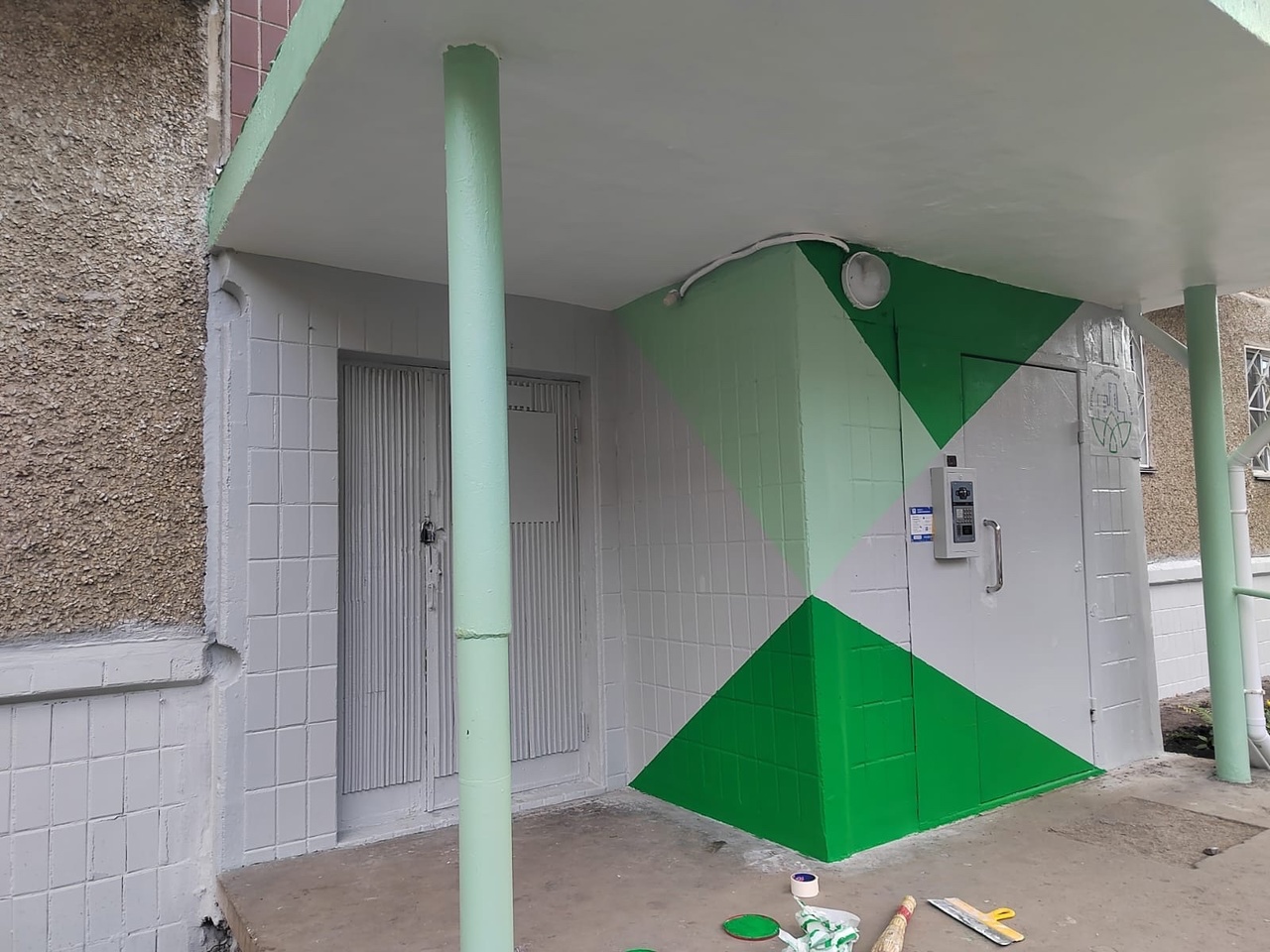 Ремонт входных групп очень важная часть жизни подъезда.
С годами сливы забиваются окурками, листьями и прочим мусором, тогда в...