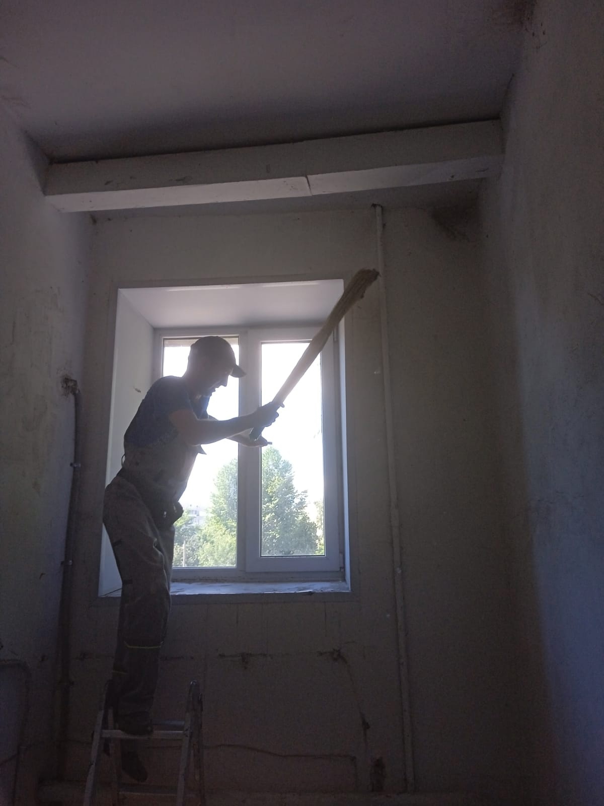 Чистота – залог здоровья и уюта. Специалисты УК «ЖКХ Южного Урала» помнят об этом. Мытье окон по адресу Комарова 110.