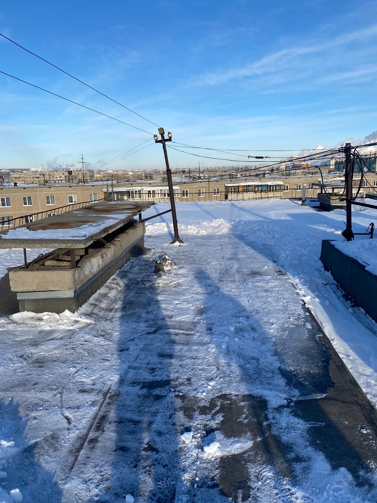 Одним из самых опасных для кровли сезонных явлений считаются сильные снегопады, в результате которых на крышах скапливается снег...