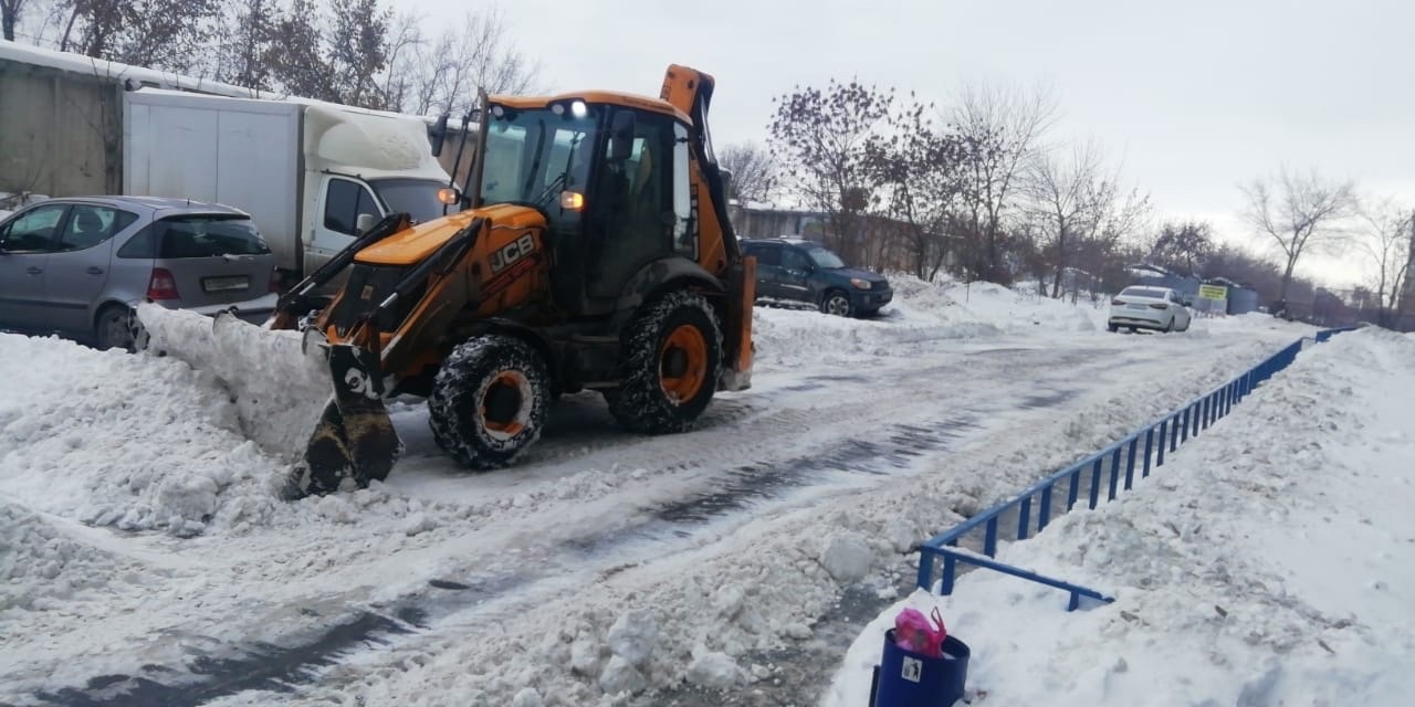 С утра и до поздней ночи осуществляем механизированную уборку в наших дворах.
Конечно где-то жители не убрали машины и было сло...