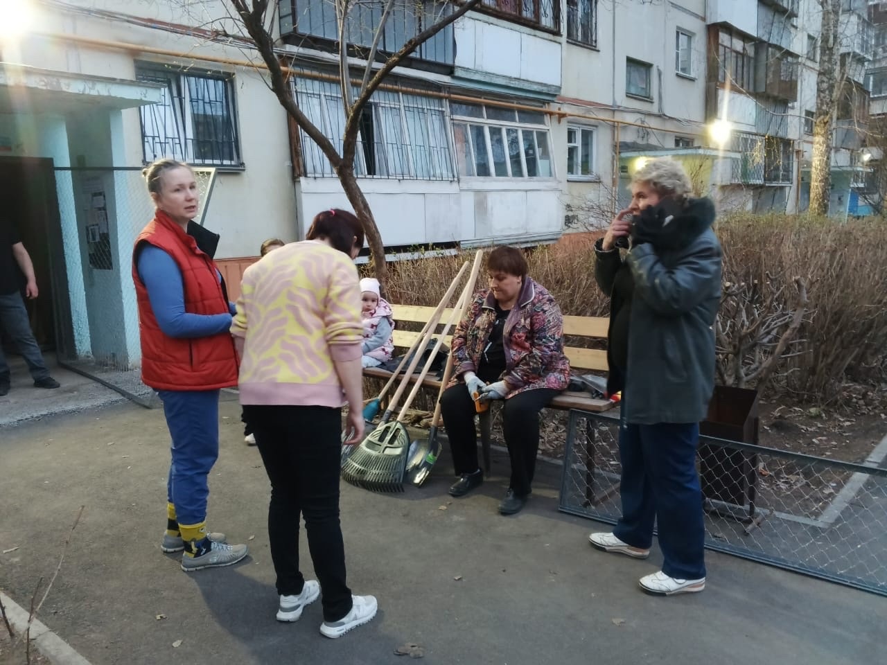 Самые активные!
Жители 56 дома по улице Солнечной провели субботник. Было собрано много мелкого мусора, который до этой весны ...