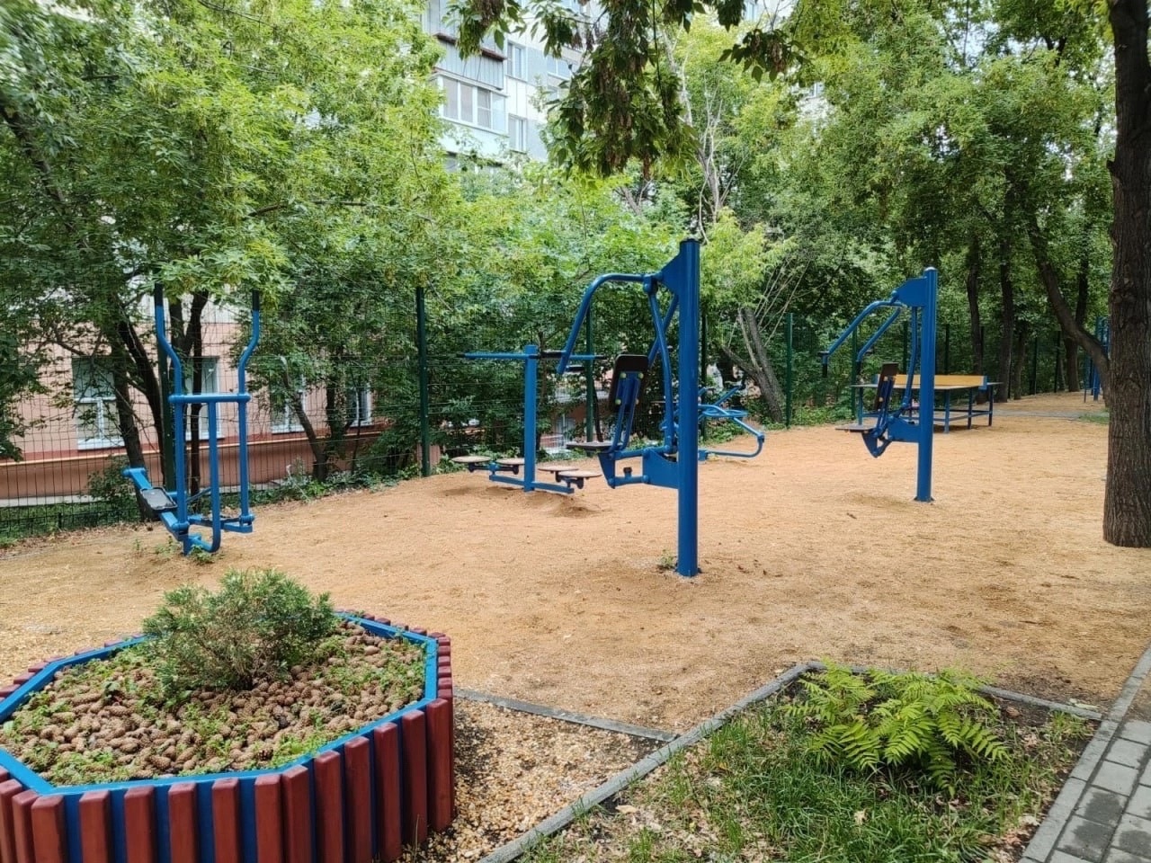 Немножко похолодало, делимся теплой небольшой подборкой наших красивых дворов