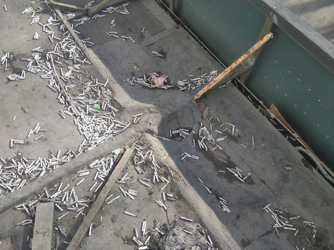 Чистка крыш и козырьков от мусора - важная процедура.
УК 