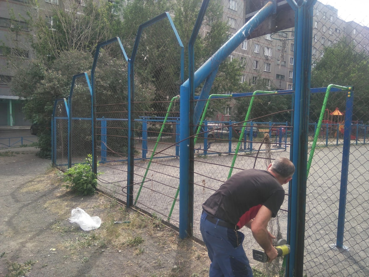 Заботимся о детях не на словах, а на деле. Заметили, что на детской площадке по пр. Победы 166 Г торчит арматура из сетки рабицы...