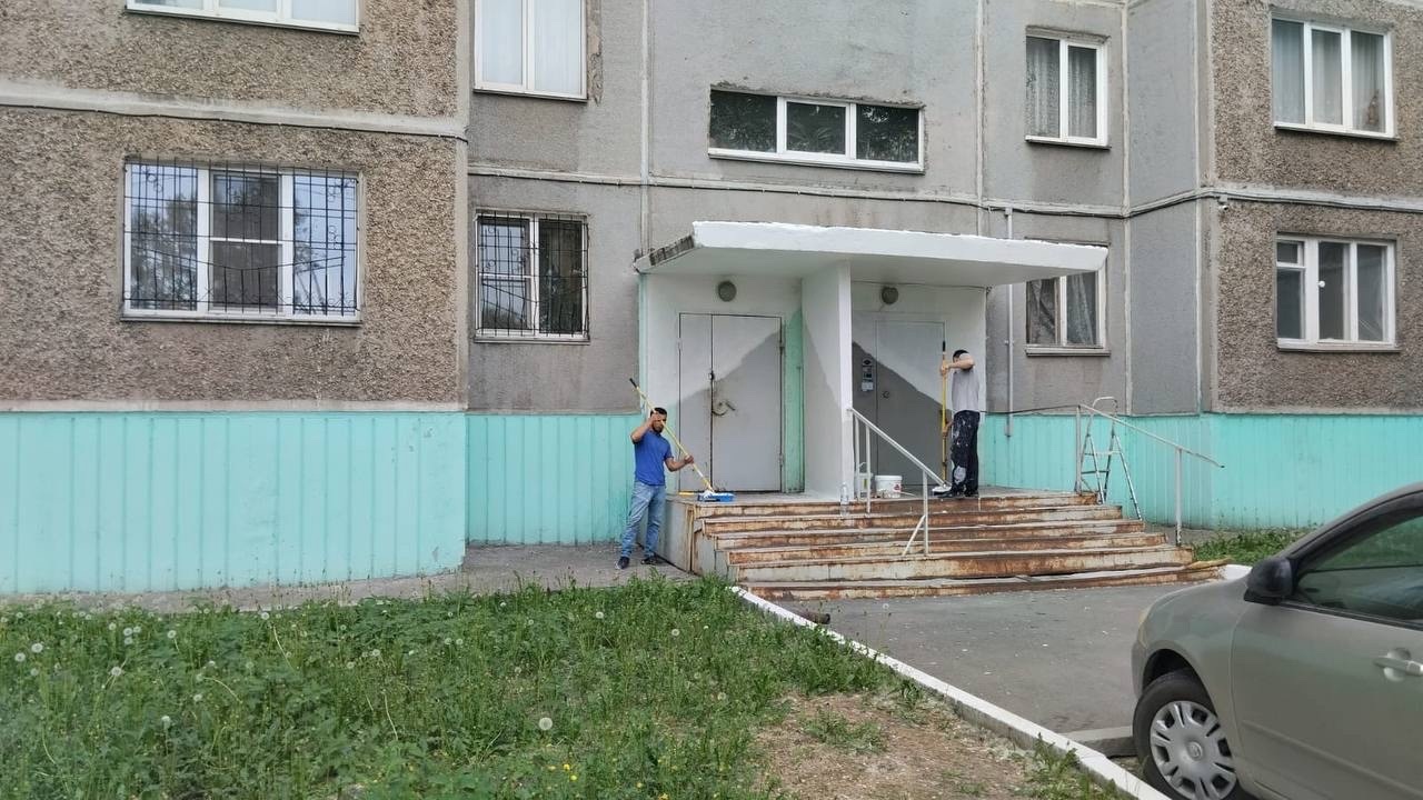 И конечно же самая масштабная наша работа сейчас на Шенкурской – ремонт выходных групп.
Придомовая территория заметно преобрази...