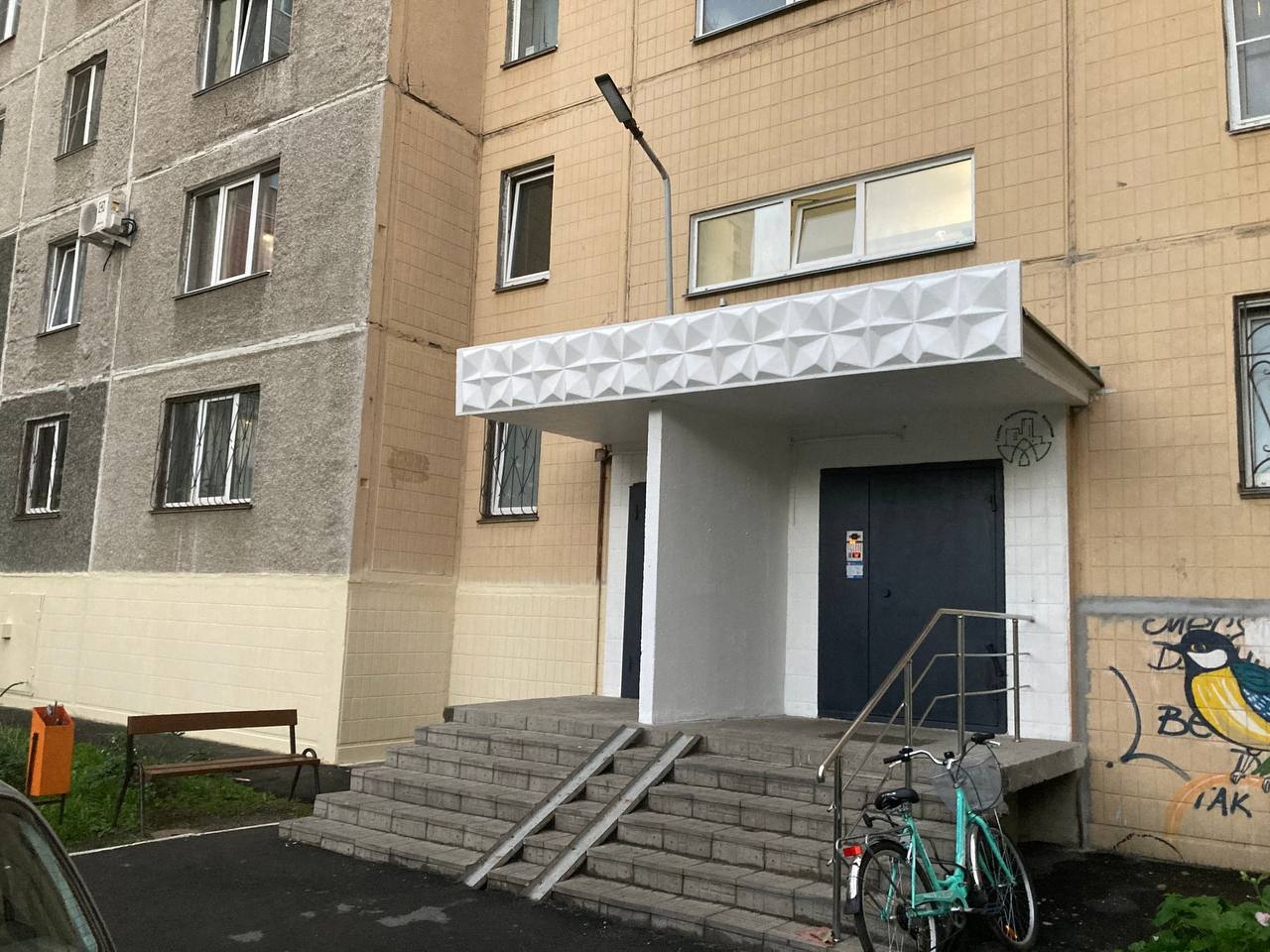 Завершили комплекс работ, направленных на ремонт фасада здания на ул. Труда 5 А, который постепенно делали на протяжении несколь...