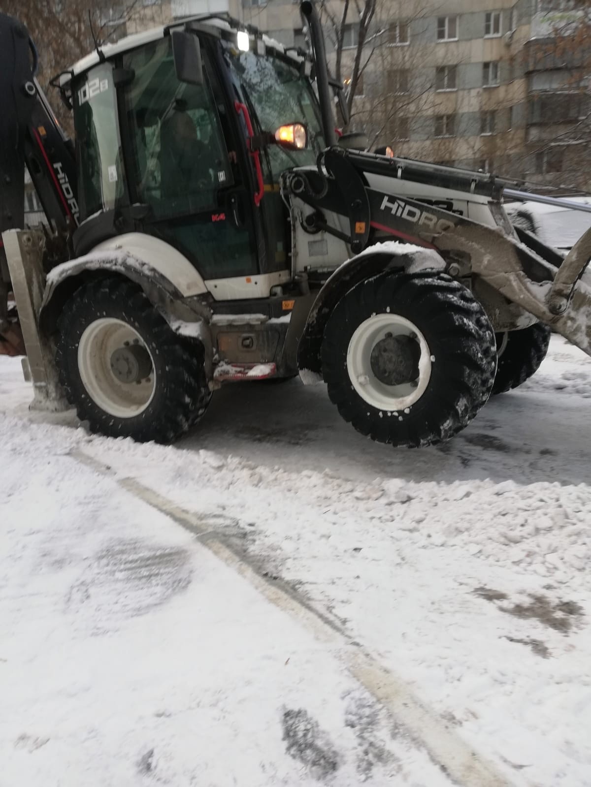 Сегодня на всех наших адресах провели механизированную уборку снега трактором!
Теперь пройти и проехать по двору и к подъездам ...