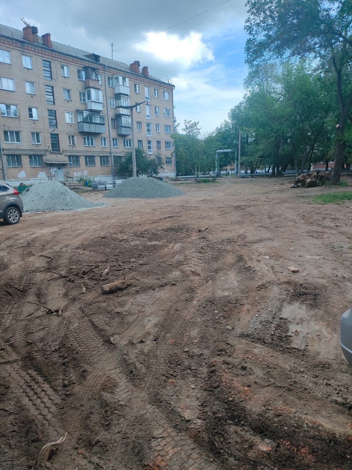 На Каслинской 15 началось благоустройство по программе «Формирование комфортной городской среды».
Двор важный, через него весь ...