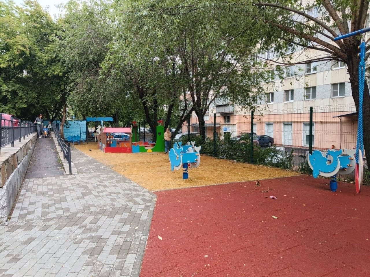 Сегодня расскажем Вам про один из наших домов, которыми мы полноправно гордимся! Двор образцового содержания, на улице 3-Интерна...